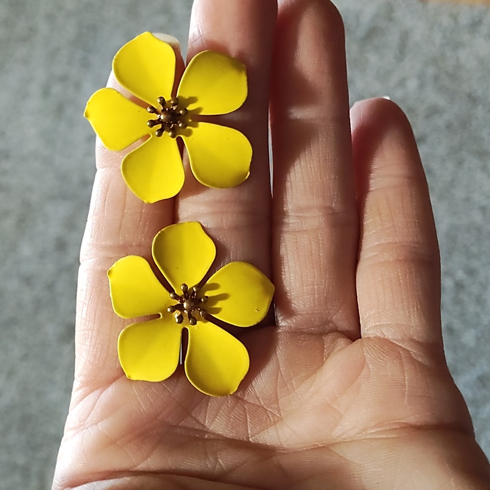 VINTAGE FLORAL YELLOW METAL GOLD-TONE DROP POST 1.3" EARRINGS - Picture 8 of 9